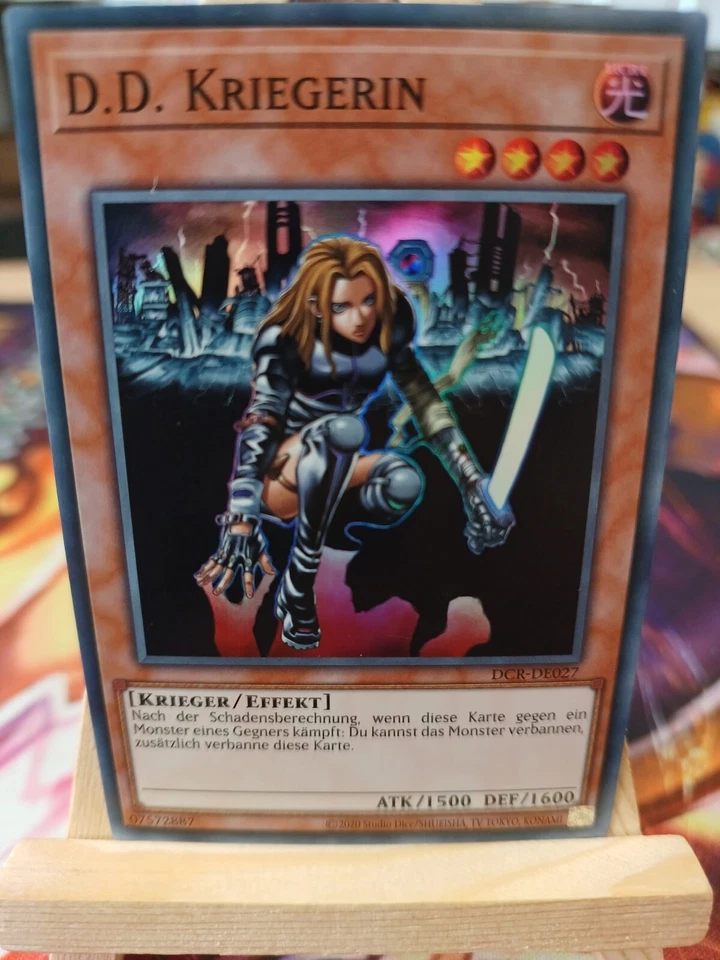 D.D. Kriegerin DCR DE027 25th Super Rare Deutsch NM YUGIOH - Bild 1 von 1