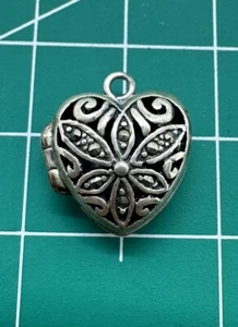 VNT ARGENTO STERLING 3D cuore gonfio filigrana medaglione CHARM PER BRACCIALE CHARM - Foto 1 di 8