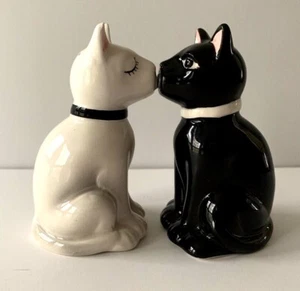 Juego de coctelera de sal y pimienta besándose gatos de cerámica blanco y negro gatos felinos - Imagen 1 de 9