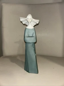 Monja de colección Arnalt Lenwile China Co en corneta con rosario #6242, bis de porcelana - Imagen 1 de 8