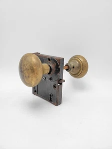 Perillas y cerradura de puerta de latón antiguos  - Imagen 1 de 5