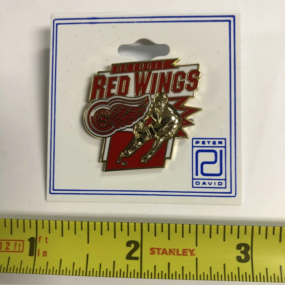 VINTAGE DETROIT RED WINGS GOLD SKATER COLLECTOR'S HAT LAPEL PIN BY PETER DAVID - Image 1 of 1