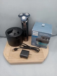 USED Philips Norelco Wet/Dry Electric Shaver Series 7000 S7887 2 Pods Charger - Picture 1 of 16