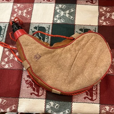 Bolso Bota Vintage Auténtico Español Gamuza Cuero para Vino/Agua ~ Correa Roja Foto 1 de 3