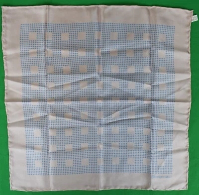 Cuadrado de bolsillo de seda inglés Turnbull & Asser Shell rosa con estampado de bloques azules Foto 1 de 4