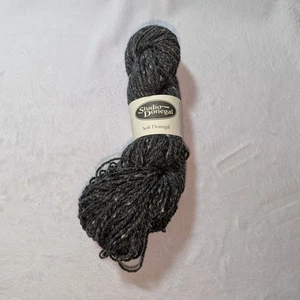 Lote de tinte de hilo suave Studio Donegal B 5211 color gris 100 g 210 yds - Imagen 1 de 6