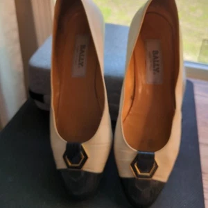 Bally Italy Ladies Shoes Sz 8 Med Low Heel Cream /Dark Blue Toe Gold Tone Accent - Picture 1 of 9