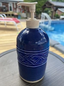 Lovely Tom Reitz Studio Pottery Blue Glazed Soap Dispenser Basketweave Detail - Picture 1 of 8