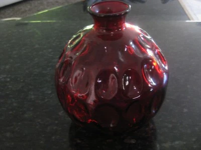 VINTAGE RUBY STAINED FLASH BULB SHAPED VASE, COIN/THUMBPRINT IMPRINTED PATTERN - Image 1 of 4