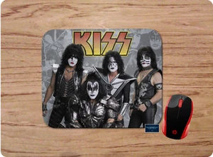 KISS KLASSISCHE ROCK BAND INSPIRIERTE KUNST MASSGESCHNEIDERTE MOUSEPAD SCHREIBTISCHMATTE ZUHAUSE BÜRO SCHULE - Bild 1 von 1
