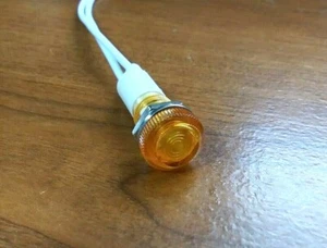 Luz indicadora LED de bajo perfil ámbar/amarillo BBT 220 voltios - Imagen 1 de 4