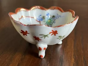 Antique Delicate Hand Painted Asian Design 3 Footed Porcelain Trinket Bowl - Picture 1 of 9