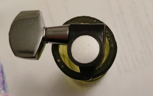 One Vintage Gotoh Guitar Tuner Tuning Peg Black Plastic Treble Side Single - Picture 1 of 3