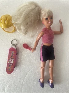 Vintage Mattel Barbie Stacie Puppe Gelenk Ohrringe Helm Bürste Outfit Schuhe - Bild 1 von 24