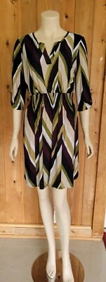 Vestido curto EN FOCUS Studio tamanho 6 elástico cintura design geométrico manga 3/4  - Imagem 1 de 4