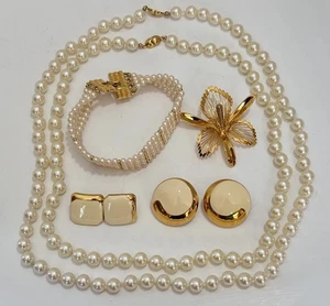 Lotto spille narciso orecchini smalto traforati collane perle Monet vintage - Foto 1 di 13