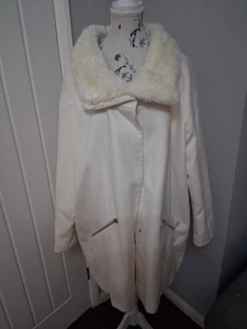 white Womans Coat with fur collar - Picture 1 of 6