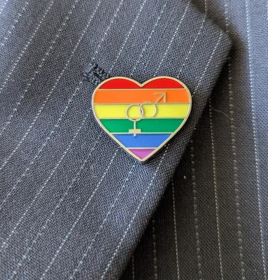 NEU - LGBTQ + Pride Ansteck PIN - Regenbogenfarben - Herzform mit ⚤ Symbol 🌈 - Bild 1 von 4