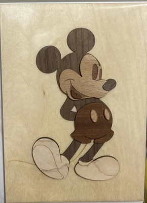 Tarjeta de madera cortada con láser de Mickey Mouse - Tarjeta de cumpleaños PAPYRUS DISNEY "Aquí está para bien". Foto 1 de 4