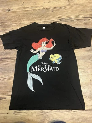 Camiseta con gráficos de La Sirenita de Disney. Usado en excelente estado damas mediano  Foto 1 de 4