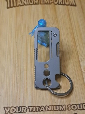 Mosquetón multiherramienta EDC titanio Foto 1 de 4