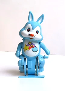 Vintage Kunststoff Aufzieh Kaninchen Reiten Einrad Spielzeug, blau, Hongkong, funktioniert - Bild 1 von 5