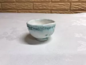 Plato de baratija de cerámica hecho a mano, 1,25" de alto, blanco y verde, acabado brillante, pequeño - Imagen 1 de 5