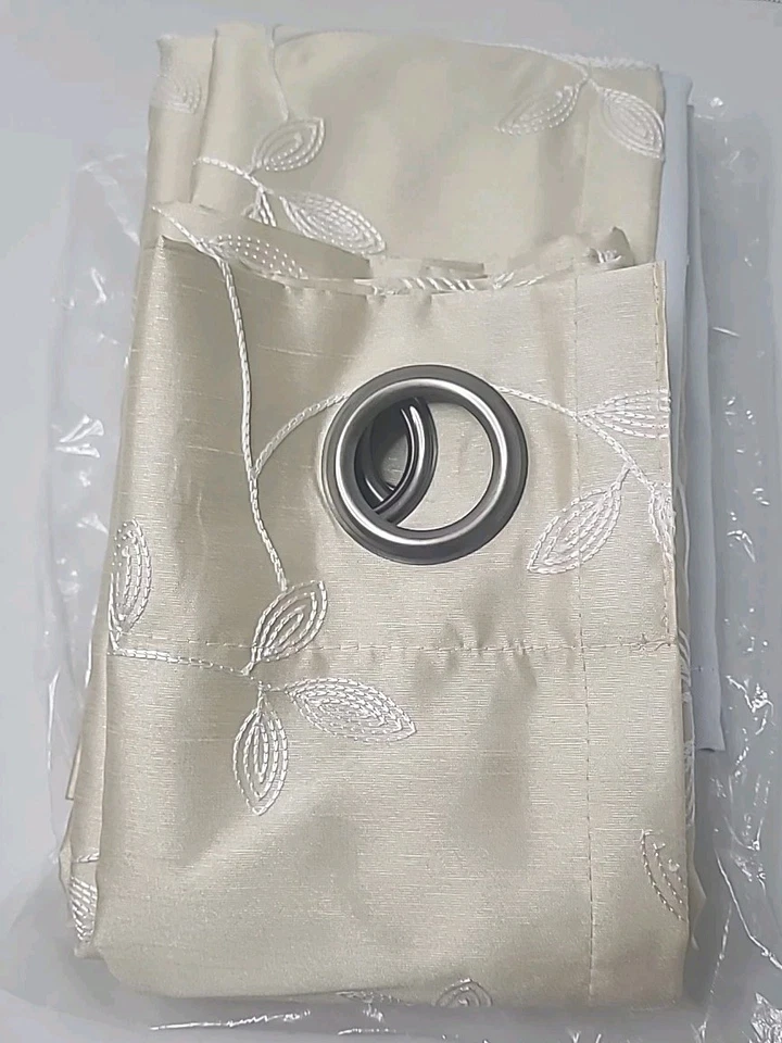 Max Blackout Mystique вышитый люверс верх 100% затемнение 50 x 63 дюйма слоновая кость/белый - Изображение 1 из 2