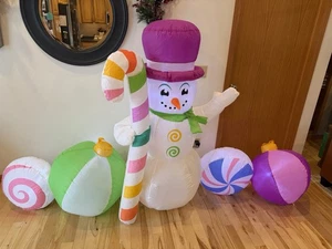 Bunte Schneemann Szene Weihnachten aufblasbar 9' breit Dekor Urlaub Zuckerstange - Bild 1 von 7