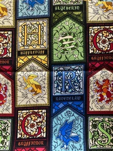 RESTSTÜCK 53cm lang x 110cm breit Harry Potter Buntglas Fenster Stoff Baumwolle - Bild 1 von 1