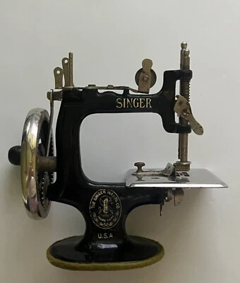 Ancienne machine à coudre SINGER - Jouets pour enfants - Début XXème - Photo 1/4