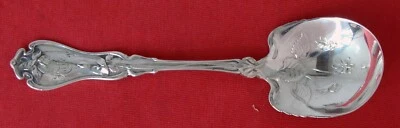 Cuchara de azúcar de plata de ley violeta de Whiting 5 3/4", mono con nombre Kate. Foto 1 de 4