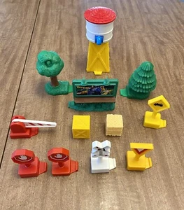 GeoTrax Accessory Replacement Pieces Signs Trees Tower & More - Mixed Lot of 12 - Bild 1 von 9
