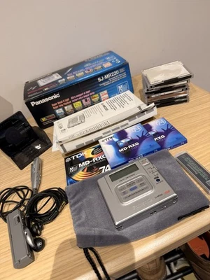 PANASONIC SJ-MR220 Mini Disc Player/Recorder Walkman Panasonic + 11 Mini Discs - Image 1 of 4