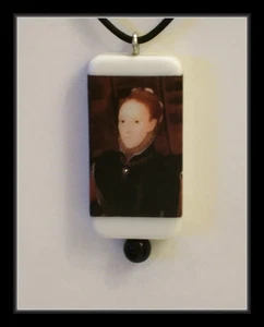 A PORTRAIT OF THE QUEEN - DOMINO PENDANT - Picture 1 of 1