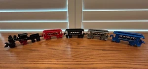VINTAGE FÜNF (5) STÜCK GUSSEISEN ZUG-SET (schwarz, rot, schwarz, grau & blau)) - Bild 1 von 11
