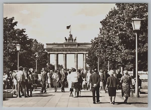 Cartolina Berlino Germania Porta di Brandeburgo RPPC foto reale persone vintage - Foto 1 di 3