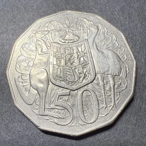 Australia 1983 50 Cents ~ Kangaroos With Coat Of Arms ~ Queen Elizabeth II ~ VF - Picture 1 of 2