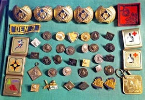 Lote de 46 cajones de chatarra de colección CUB SCOUTS artículos alfileres lazos para cinturón bufanda lazos - Imagen 1 de 13