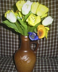 Braune Vase aus Keramik mit künstlichen Blumenstrauß Tulpen Stiefmütterchen - Bild 1 von 4