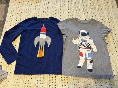 Lote de camisetas Mini Boden 9/10 140 cohete espacial astronauta Foto 1 de 4