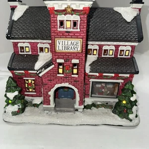 Biblioteca Pública St. Nicholas Square Village Iluminada 2012 Retirada - Imagen 1 de 18