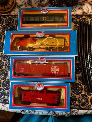 Electric Model Power Train  Set Of Santa Fe Locomotive And 3 Cars  With Track - Image 1 of 4