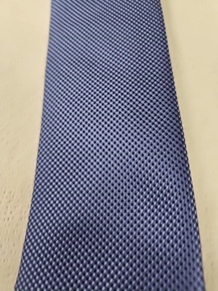 Corbata limpia MICHAEL KORS hexagonal azul marino oscuro vinculada a seda  Foto 1 de 4