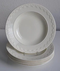 Wedgwood of Etruria & Barlaston Suppenteller Teller Cremeweiß Reliefrand Vintage - Picture 1 of 10