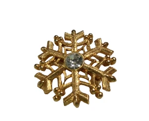 Perfect Snowflake Gold Tone Pin Etched Metal Brooch Clear Rhinestone Center Vtg - Picture 1 of 8