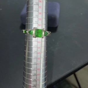 Vintage Ring mit grünem Edelstein Größe 9,75 - Bild 1 von 4