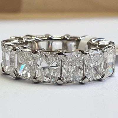 Alianza de boda de eternidad completa de diamantes cultivados en laboratorio con certificación radiante de 7,7 quilates de plata 925 Foto 1 de 4