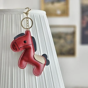 Llavero Caballo Rojo 🐴 Símbolo del Zodiaco 2026 Bolso Imitación Cuero Dije Regalo - Imagen 1 de 7