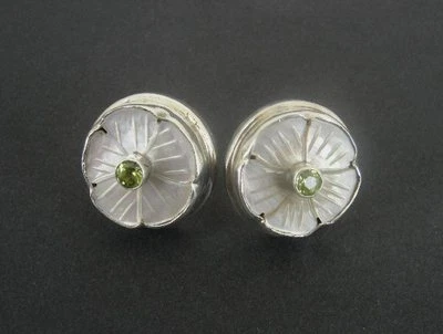 Pendientes perforados de plata de ley 925 con piedra color peridoto verde flor abulón Foto 1 de 4